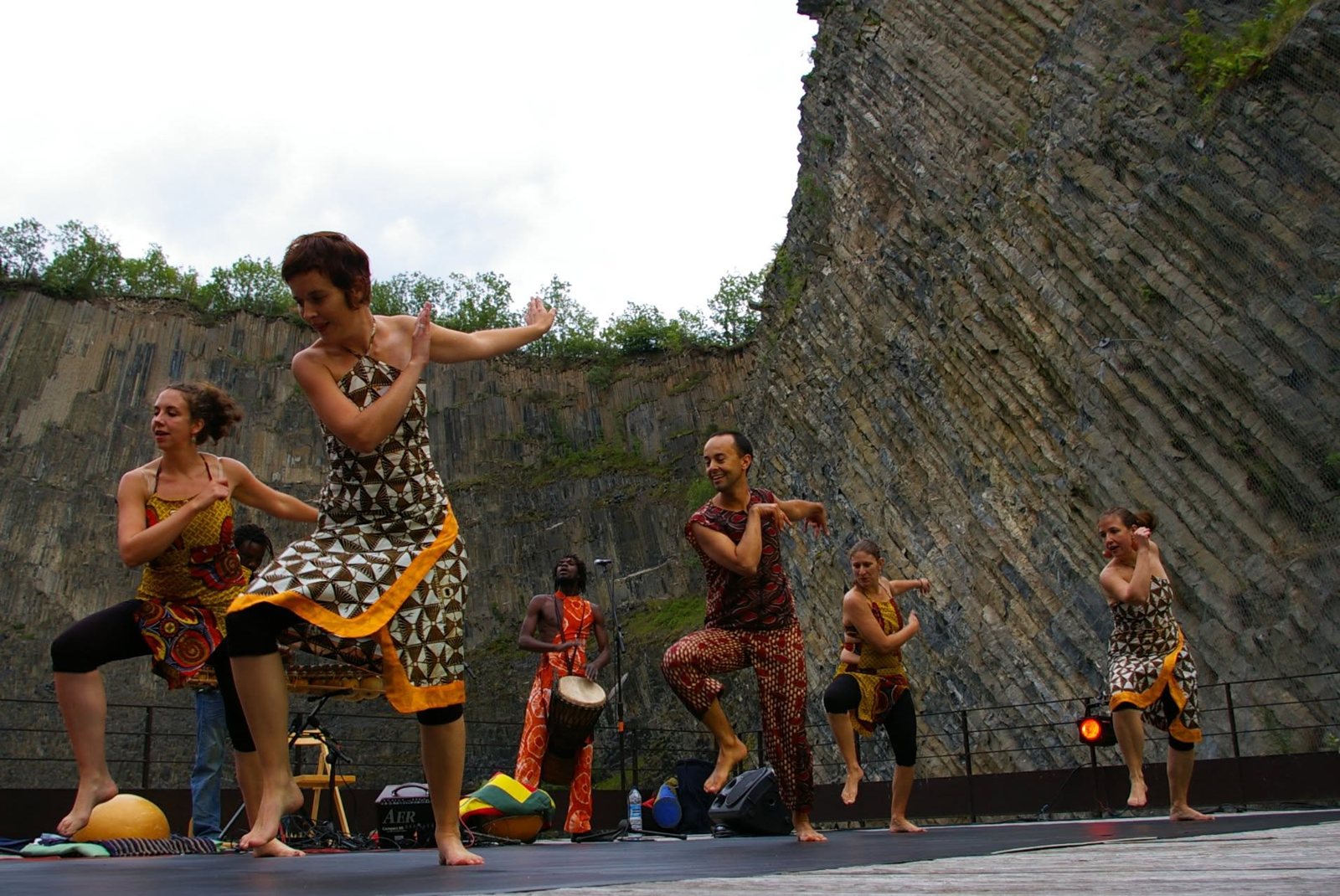 Spectacle en plein air — la troupe et les percussions