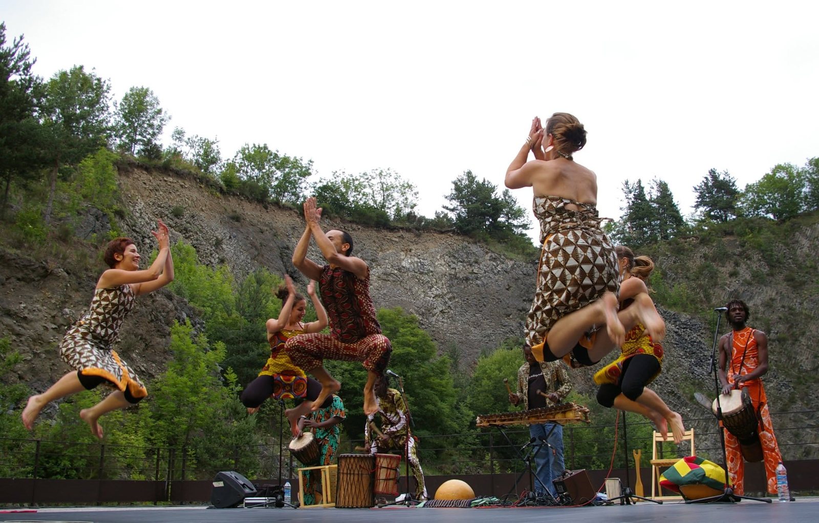 Tout le monde en l'air — balafon et djembés